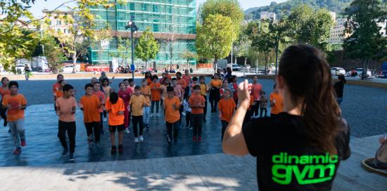 Un momento dei Giochi senza Barriere 2023 alla Radura della Memoria - in primo piano un'insegnante di Dinamic Gym