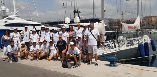 New Zealand Endeavour-foto di gruppo davanti alla barca