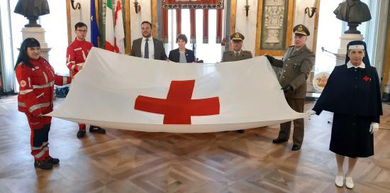 Esposizione bandiera della Croce Rossa