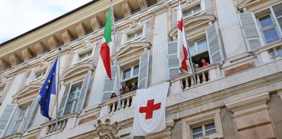 Esposizione bandiera della Croce Rossa