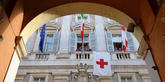 Esposizione bandiera della Croce Rossa