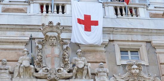 Esposizione bandiera della Croce Rossa