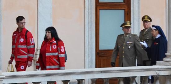Esposizione bandiera della Croce Rossa