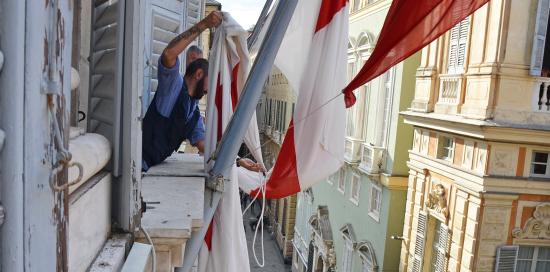 Esposizione bandiera della Croce Rossa