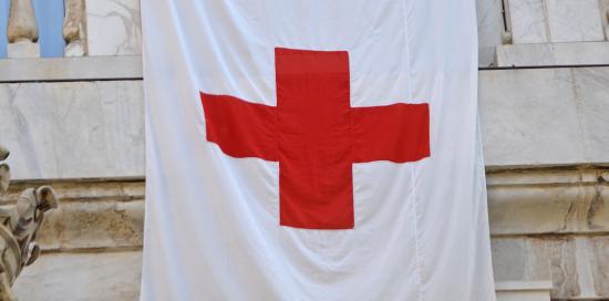 Esposizione bandiera della Croce Rossa