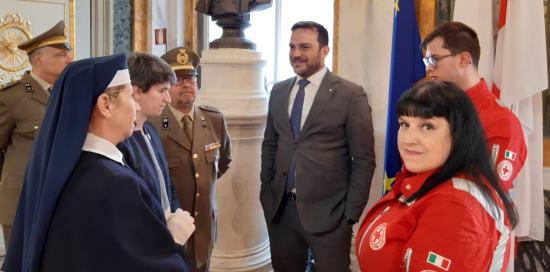 Esposizione bandiera della Croce Rossa