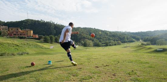 Un giocatore di footgolf impegnato sul green - Foto di repertorio