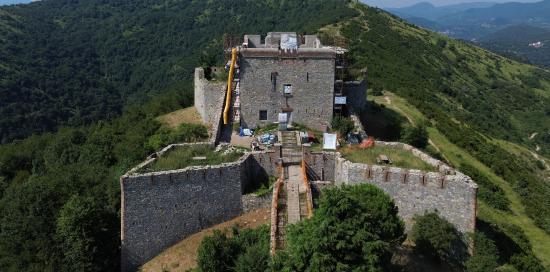 Foto di Forte Puin con i ponteggi durante i lavori di restauro