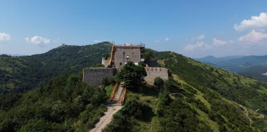 Foto scattata da lontano di Forte Puin con i ponteggi durante i lavori di restauro