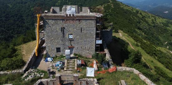 L'area di cantiere allestita attorno e sul Forte Puin