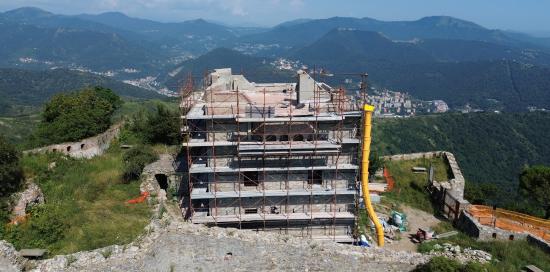 Foto di Forte Puin con i ponteggi durante i lavori di restauro