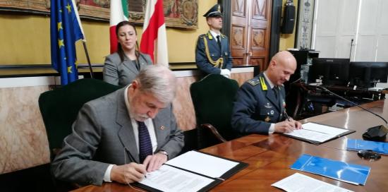 Il sindaco e il comandante firmano