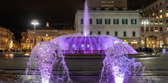 La fontana di piazza De Ferrari illuminata di rosa per il prossimo Giro d'Italia