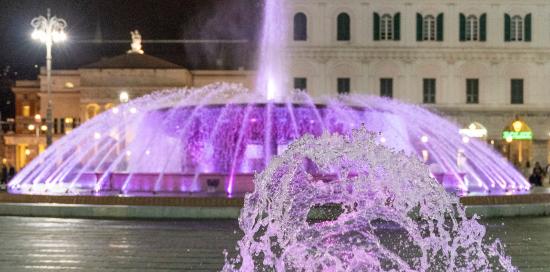 La fontana di piazza De Ferrari illuminata di rosa per il prossimo Giro d'Italia