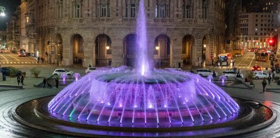 La fontana di piazza De Ferrari illuminata di rosa per il prossimo Giro d'Italia