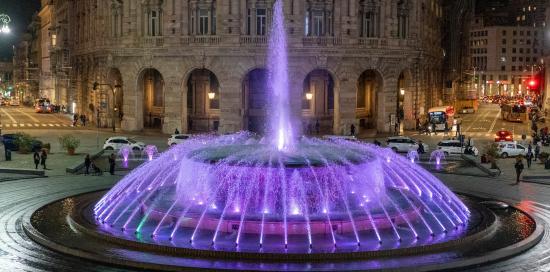 Fontana di piazza De Ferrari illuminata di viola