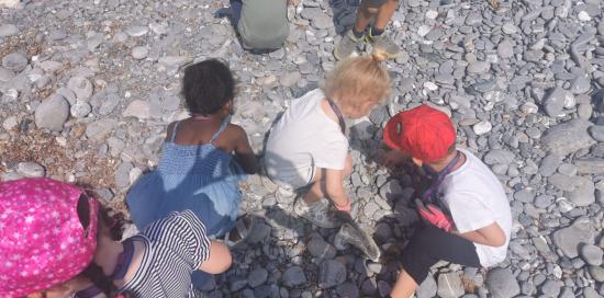Bimbi sulla spiaggia impegnati in un clean up - foto di repertorio