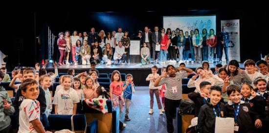 Bimbi e adulti insieme nella fotoricordo della cerimonia di premiazione