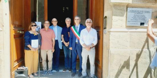 Relatori e Autorità accanto alla targa: in ordine Pitacco, Bertoncini, Verdino, Macciò, Robotti, Colucci