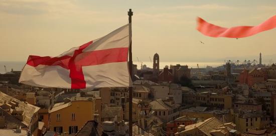 bandiera di genova sventola dall'alto su panorama del centro storico 