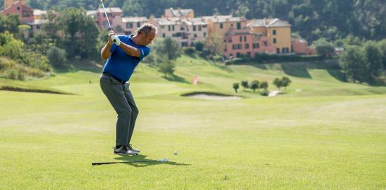 Un giocatore di golf impegnato sul green - Foto di repertorio