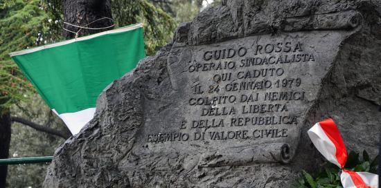 Cippo in memoria di Guido Rossa nei giardini di via Fracchia