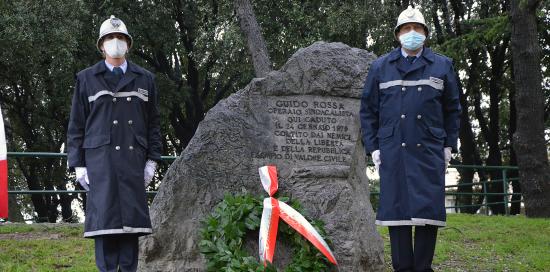 Cippo in memoria di Guido Rossa nei giardini di via Fracchia Cippo in memoria di Guido Rossa nei giardini di via Fracchia