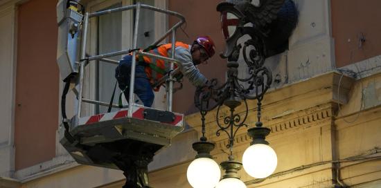 Galleria Mazzini, sopralluogo montaggio lampadari