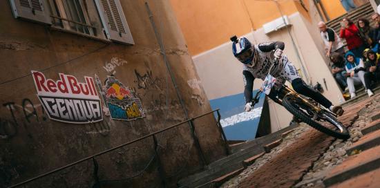 Un rider scende a perdifiato lungo una creuza cittadina durante il Red Bull Genova Cerro Abajo 2024