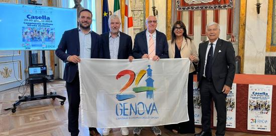 Foto ricordo della presentazione del Campionato nel Salone di Rappresentanza con la bandiera di Genova 2024