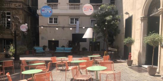 tavolini sedie e divani colorati in piazza Giustiniani