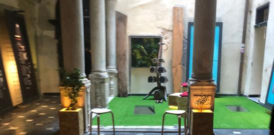mobili di design nell'atrio di un palazzo nobiliare