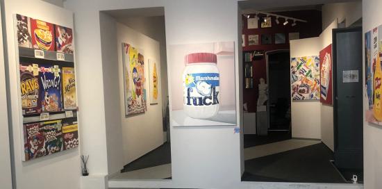 interno di galleria d'arte con opere grafiche alle pareti