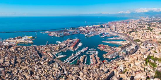 Panorama dall'alto di Genova con il Porto Antico al centro e il mare sullo sfondo