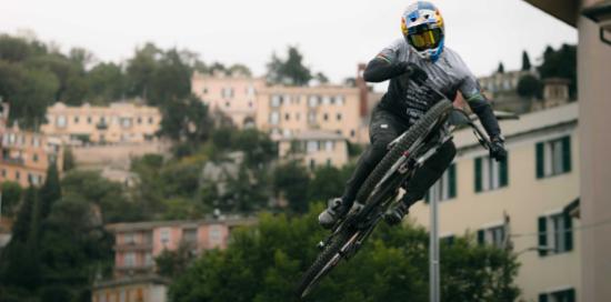 istantanea del ciclista "in volo"