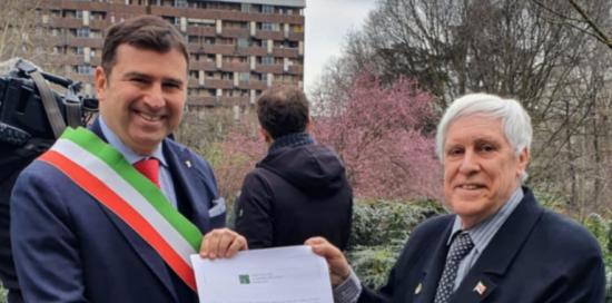 Giardino dei Giusti-Mario Mascia, Flavio Testi con pergamena
