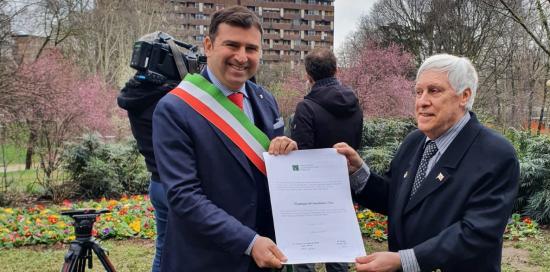 Giardino dei Giusti-Mario Mascia, Flavio Testi con pergamena