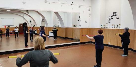 Anziani in palestra mentre fanno ginnastica