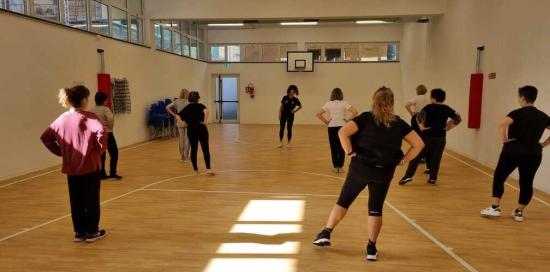 Anziani in palestra mentre fanno ginnastica 2
