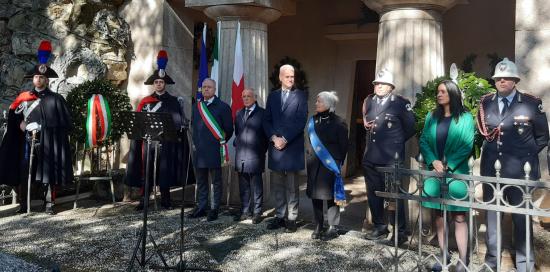 Giornata Unità d'Italia-Gruppo davanti tomba Mazzini