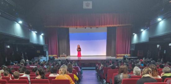 persone in platea al teatro Govi nella Giornata dell'affido familiare