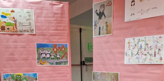 pannelli espositivi con disegni di bambini