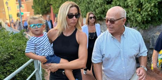 La sindaca Salis, con in braccio il figlio Eugenio, a colloquio con un cittadino sulla passeggiata di Nervi