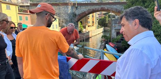 L'assessore Ferrante insieme alla sindaca sul ponte sul torrente Nervi