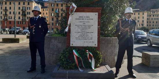 vigili in alta uniforme e cippo