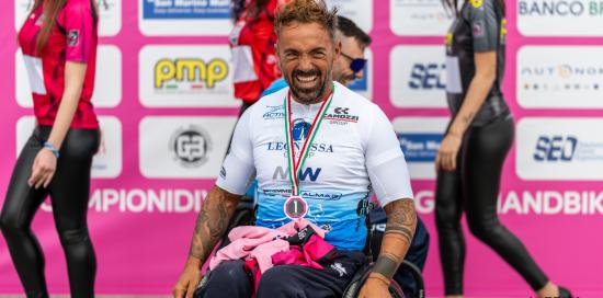 Premiazione dell'handbiker Christian Giagnoni vincitore della gara