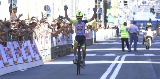 Un vecchio arrivo, in via XX Settembre, del Giro dell&#039;Appennino di ciclismo: il vincitore taglia il traguardo in solitaria