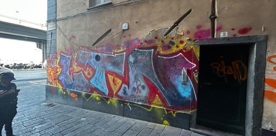Il palazzo imbrattato in vico Largo