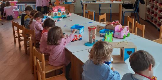 Bimbe e bimbi in aula presso la scuola dell'infanzia "Gnecco Massa" di Quinto