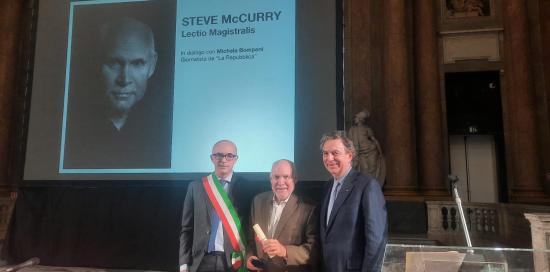 Assessore Campora, fotografo Steve McCurry, presidente fondazione Palazzo Ducale Beppe Costa